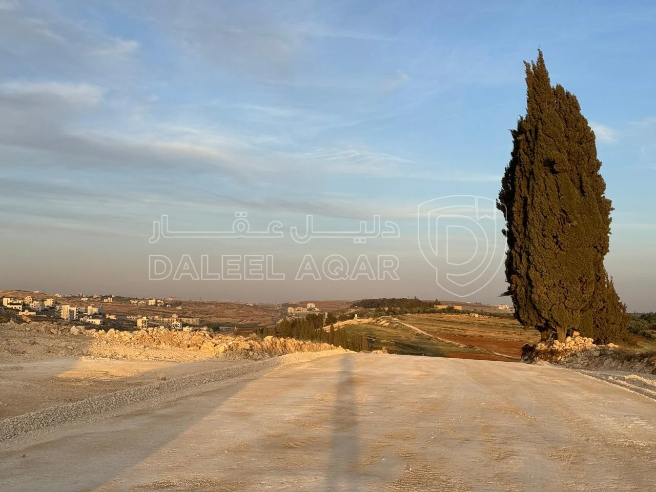 أرض في بلعاس - يبعد 6 دقائق عن طريق المطار - 159,000 دأ - صورة 1